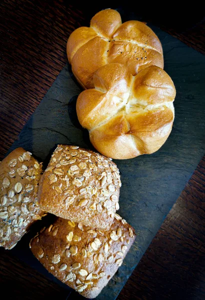 Deliciosos trozos de pan entero y blanco — Foto de Stock