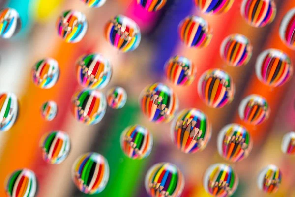 Rajzoló ceruza tükröződik vízcseppek pihenő egy darab üveg — Stock Fotó