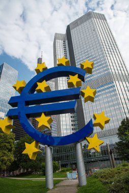 Fran 'deki Avrupa Merkez Bankası yakınlarındaki Avrupa para birimi sembolü heykeli