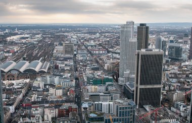  Frankfurt şehrinin panoramik manzarası.
