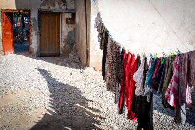 Çamaşırip ipte asılı ve temiz havada kurutma.
