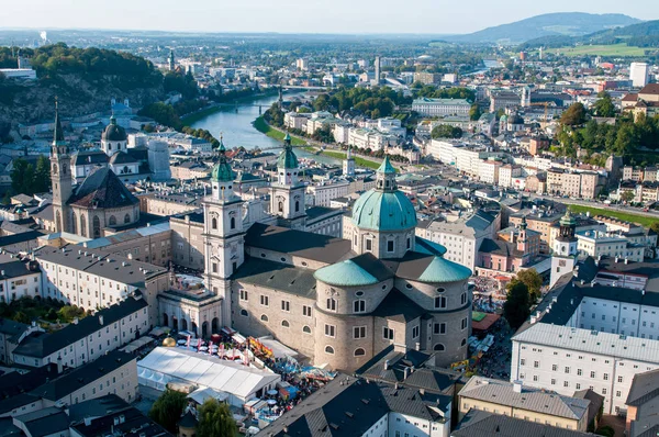 Cityscape picturesque Salzburg holiday tourist resort city in Au — Stock Photo, Image