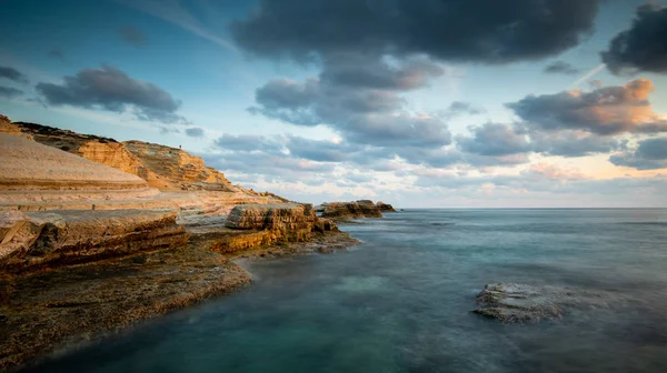 Paysage marin rocheux au bord de la mer avec coucher de soleil spectaculaire et magnifique en se — Photo