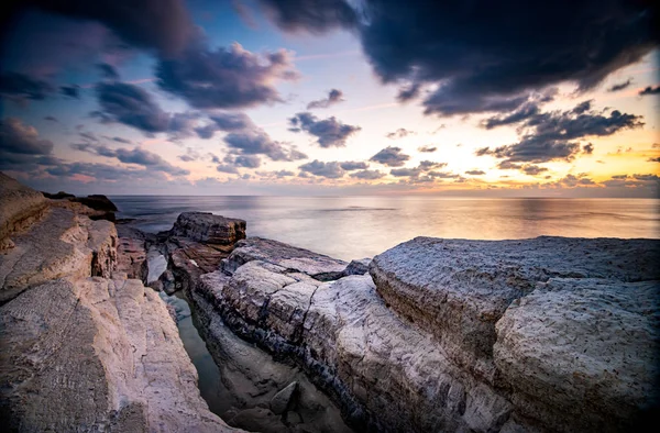 Paysage marin rocheux au bord de la mer avec coucher de soleil spectaculaire et magnifique en se — Photo
