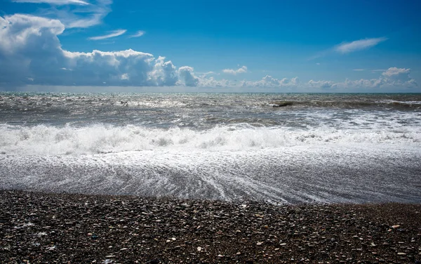 Stormachtige hemel en golvende oceaan met golven raken de kust vol p — Stockfoto