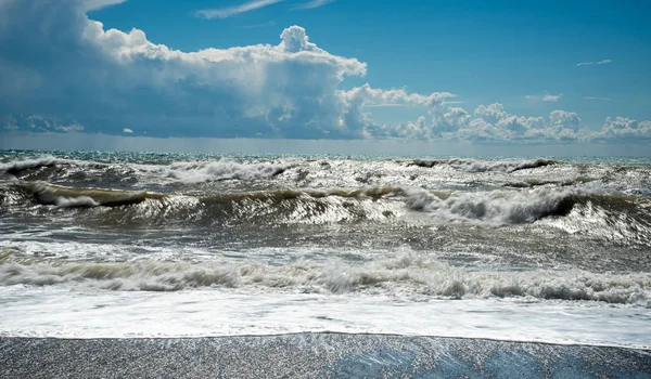 Stormachtige hemel en golvende oceaan met golven raken de kust vol p — Stockfoto