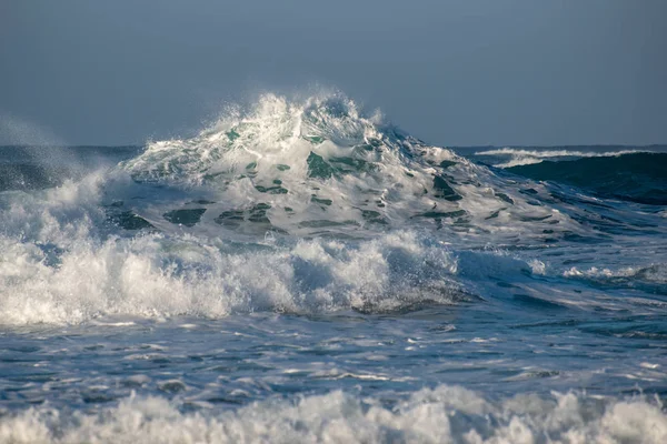 Gevaarlijke golvende oceaan met neerstortende windgolven. — Stockfoto
