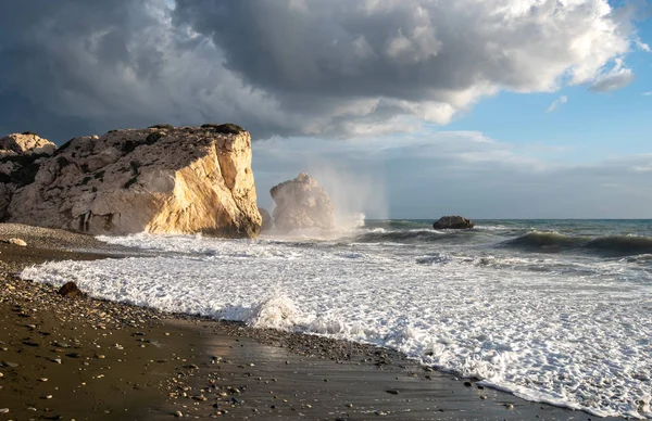 Paysage marin avec des vagues venteuses sur la zone côtière rocheuse du Rocher — Photo