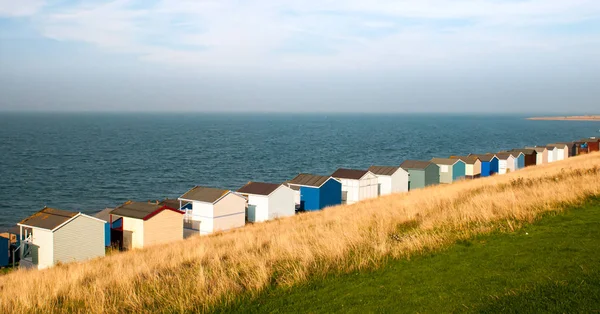 Barevné rekreační dřevěné plážové chaty s výhledem na moře. — Stock fotografie