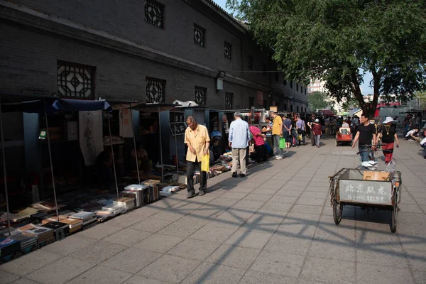 Människor utanför Panjiayuan loppmarknad i Peking Kina. — Stockfoto