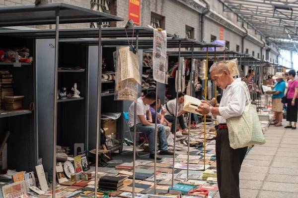 Obchodníci prodávají své starožitné knihy a slavné čínské lidi portréty na bleším trhu — Stock fotografie