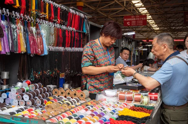 Återförsäljare som säljer sina antikviteter på en feal marknad — Stockfoto