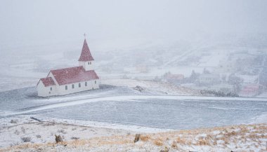 Köyün tepesindeki Vik I Myrdal Kilisesi.