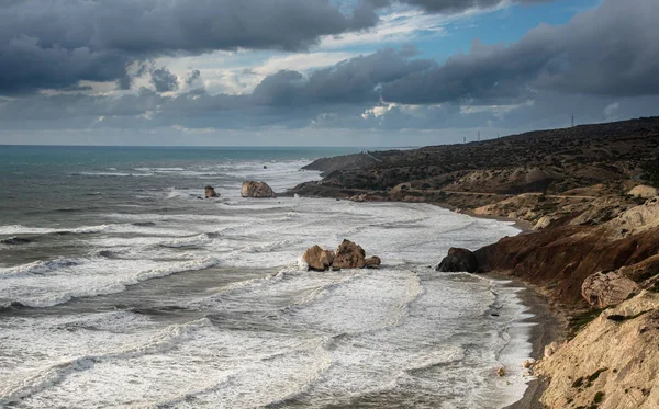 Havslandskap med blåsiga vågor under stormen väder på en stenig co — Stockfoto