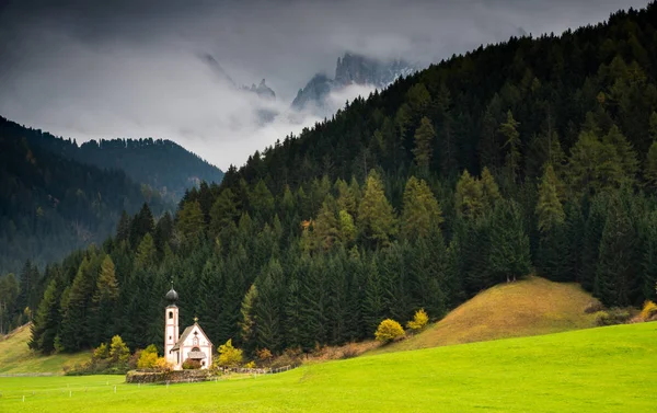 De kerk van Sint Jan, Ranui, Chiesetta di san giovanni in R — Stockfoto