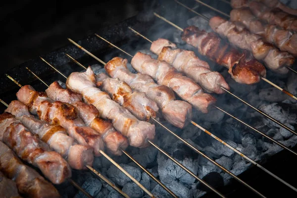 Varkensvlees kebab, souvlaki, gekookt op een houtskoolbarbecue — Stockfoto