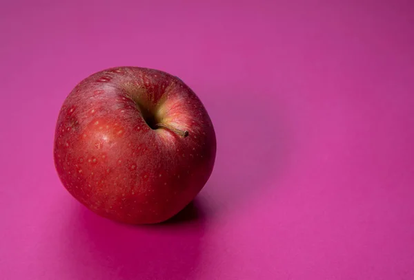 Свежие яблочные фрукты, выделенные на фоне пурпура — стоковое фото