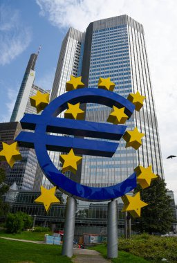 Fran 'deki Avrupa Merkez Bankası yakınlarındaki Avrupa para birimi sembolü heykeli