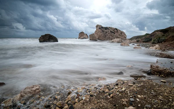 Seascape s větrnými vlnami během bouřlivého počasí na skalnatém pobřeží — Stock fotografie