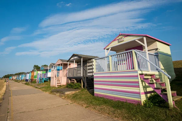 Színes fa tengerparti kunyhók az óceánra néző Whitstable partján — Stock Fotó