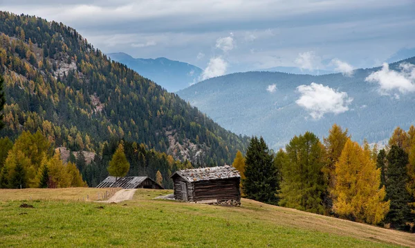 Piękne górskie drewniane domki Alpe di Siusi dolina na Do — Zdjęcie stockowe