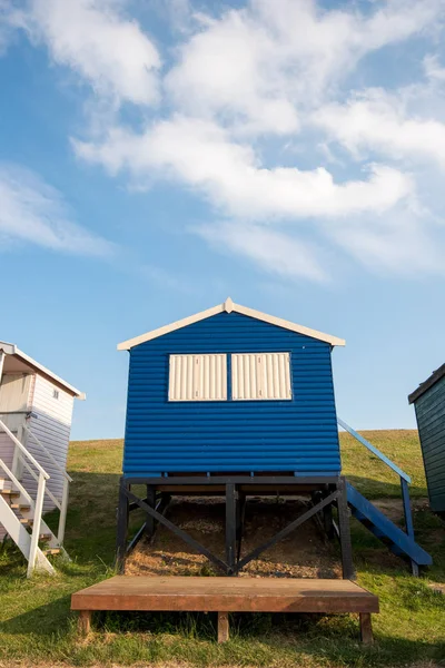 Színes fa tengerparti kunyhók az óceánra néző Whitstable partján — Stock Fotó