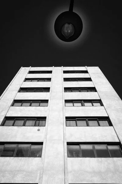 Сучасні хмарочоси офісні будівлі з закритим вікном на тлі — стокове фото