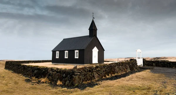 Dieschwarze Kirche von Budir auf der Halbinsel snaefellsnes in Island. — Stockfoto