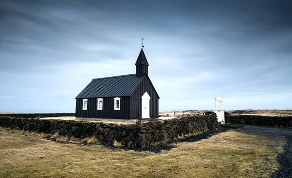 İzlanda 'daki Snaefellsnes yarımadasındaki siyah Budir Kilisesi.. — Stok fotoğraf