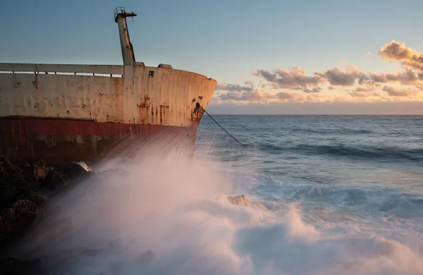 Opuštěná loď v bouřlivém oceánu s velkými vlnami větru během su — Stock fotografie