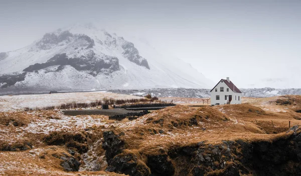 Eenzame woning in het kleine vissersdorpje Arnarstapi IJsland — Stockfoto