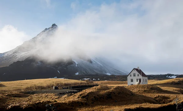 Osamělý dům v malé rybářské vesnici Arnarstapi na Islandu — Stock fotografie