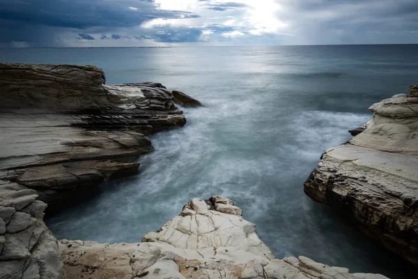 Skalistý přímořský plášť s vlnitým oceánem a dramatickou oblohou — Stock fotografie