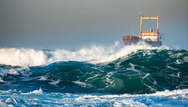 Verlassenes Schiff im stürmischen Ozean mit großen Windwellen während der Fahrt — Stockfoto