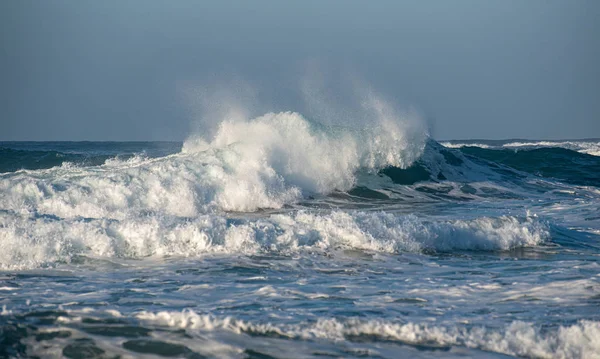 Gefährliche große stürmische Wellen während eines Windsturms auf See. — Stockfoto