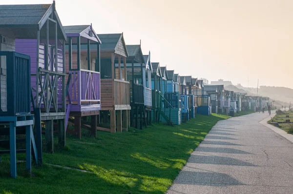 Nyaralás fa strand kunyhók Whitstable tengerpart, Kent Anglia. — Stock Fotó