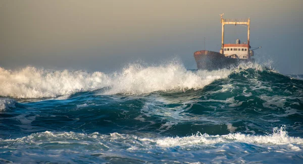 Verlassenes Schiff im stürmischen Ozean mit großen Windwellen während der Fahrt — Stockfoto