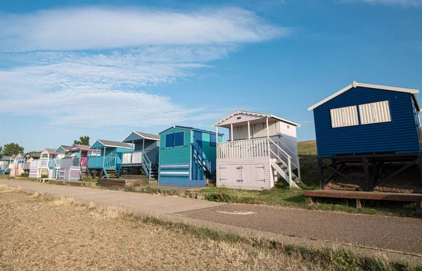 Capanne colorate in legno di fronte all'oceano sulla costa Whitstable — Foto Stock