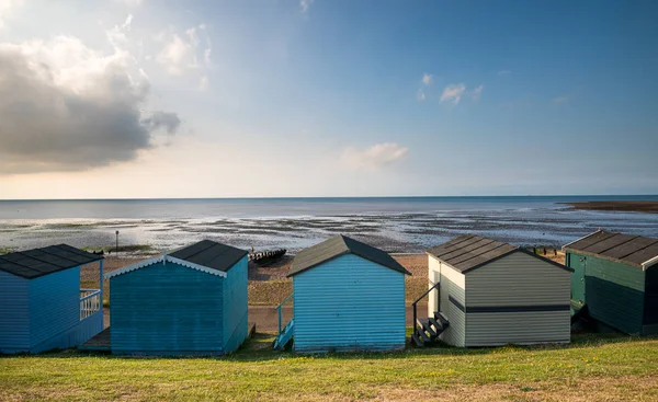 Cabanas de praia coloridas de madeira viradas para o oceano na costa Whitstable — Fotografia de Stock