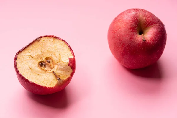 新鮮なリンゴと腐った不健康なリンゴの果実のスライス. — ストック写真