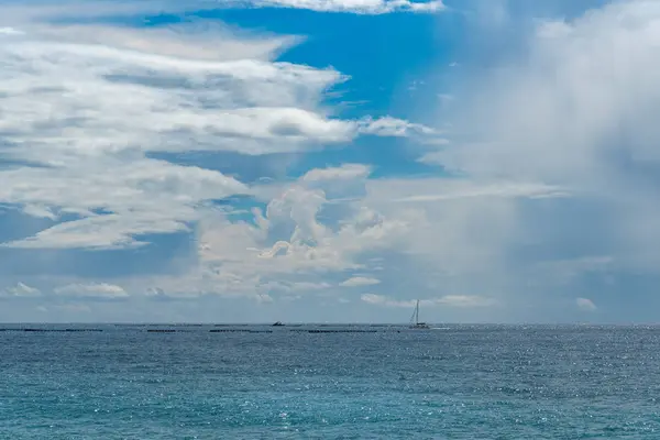Paisaje marino idílico contra el cielo azul nublado — Foto de Stock