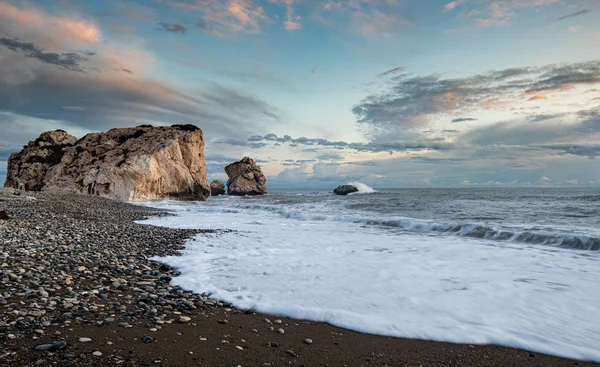 Seascape s větrnými vlnami a náladovou oblohou během západu slunce — Stock fotografie