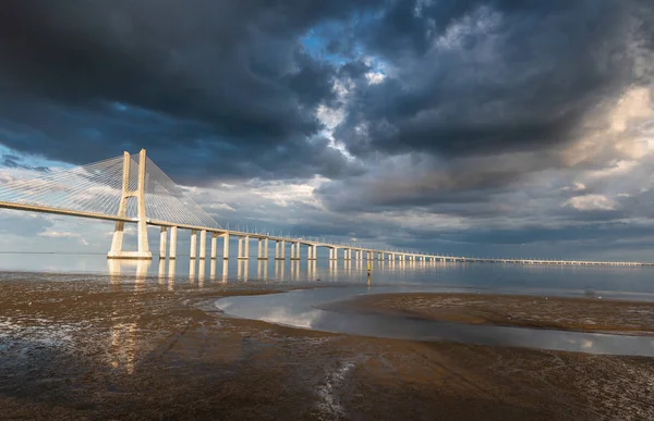 Vasco da Gama Brug bij zonsondergang in Lissabon, Portugal — Stockfoto