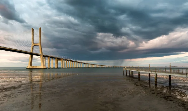 葡萄牙里斯本的Vasco da Gama大桥日落时分 — 图库照片