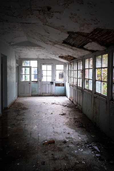 Interior corridor of an abandoned hospital with collapsing roof — Stock Photo, Image