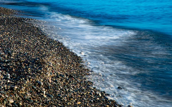 Stormachtige hemel en golvende oceaan met golven raken de kust vol w — Stockfoto