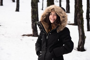 Genç, mutlu ve güzel bir genç kız. Kışın giyinmiş.