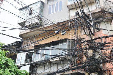 Karışık elektrik şebekesi ve telekomünikasyon kabloları.,