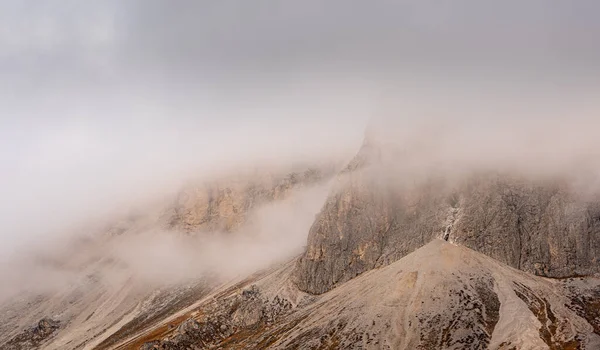 Dolomite sommets couverts de brouillard au lever du soleil — Photo