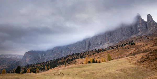 Picos de montaña de dolomita cubiertos de niebla durante el amanecer —  Fotos de Stock